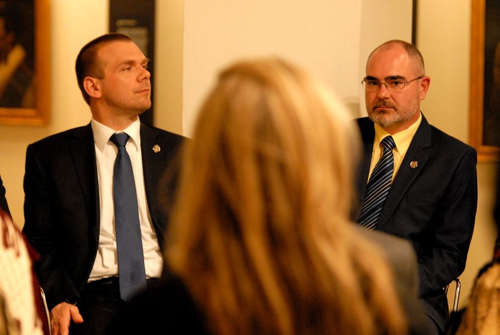 Více jak padesát portrétů novozélandských Maorů si mohou návštěvníci Západočeské galerie v Plzni prohlédnout od 6. května v rámci první retrospektivní výstavy Gottfrieda Lindauera, plzeňského rodáka, který odešel v roce 1874 na Nový Zéland. Díla pocházejí ze sbírek Auckland Art Gallery Toi o Tāmaki, jejíž poradní sbor Haerewa tvořený maorskými vědci a umělci a vyjadřující se ke správě maorského umění dal vůbec poprvé souhlas s tím, aby novozélandský národní poklad opustil zemi svého vzniku. (foto: 4.5.2015)