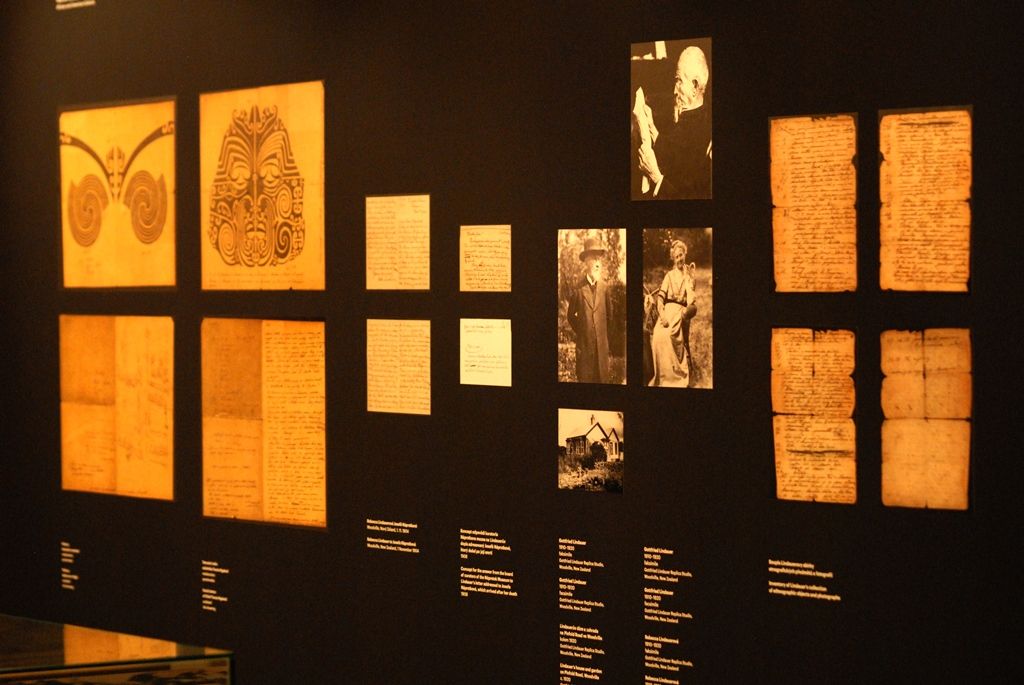 Více jak padesát portrétů novozélandských Maorů si mohou návštěvníci Západočeské galerie v Plzni prohlédnout od 6. května v rámci první retrospektivní výstavy Gottfrieda Lindauera, plzeňského rodáka, který odešel v roce 1874 na Nový Zéland. Díla pocházejí ze sbírek Auckland Art Gallery Toi o Tāmaki, jejíž poradní sbor Haerewa tvořený maorskými vědci a umělci a vyjadřující se ke správě maorského umění dal vůbec poprvé souhlas s tím, aby novozélandský národní poklad opustil zemi svého vzniku. (foto: 4.5.2015)