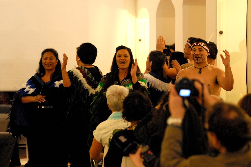 Více jak padesát portrétů novozélandských Maorů si mohou návštěvníci Západočeské galerie v Plzni prohlédnout od 6. května v rámci první retrospektivní výstavy Gottfrieda Lindauera, plzeňského rodáka, který odešel v roce 1874 na Nový Zéland. Díla pocházejí ze sbírek Auckland Art Gallery Toi o Tāmaki, jejíž poradní sbor Haerewa tvořený maorskými vědci a umělci a vyjadřující se ke správě maorského umění dal vůbec poprvé souhlas s tím, aby novozélandský národní poklad opustil zemi svého vzniku. (foto: 4.5.2015)