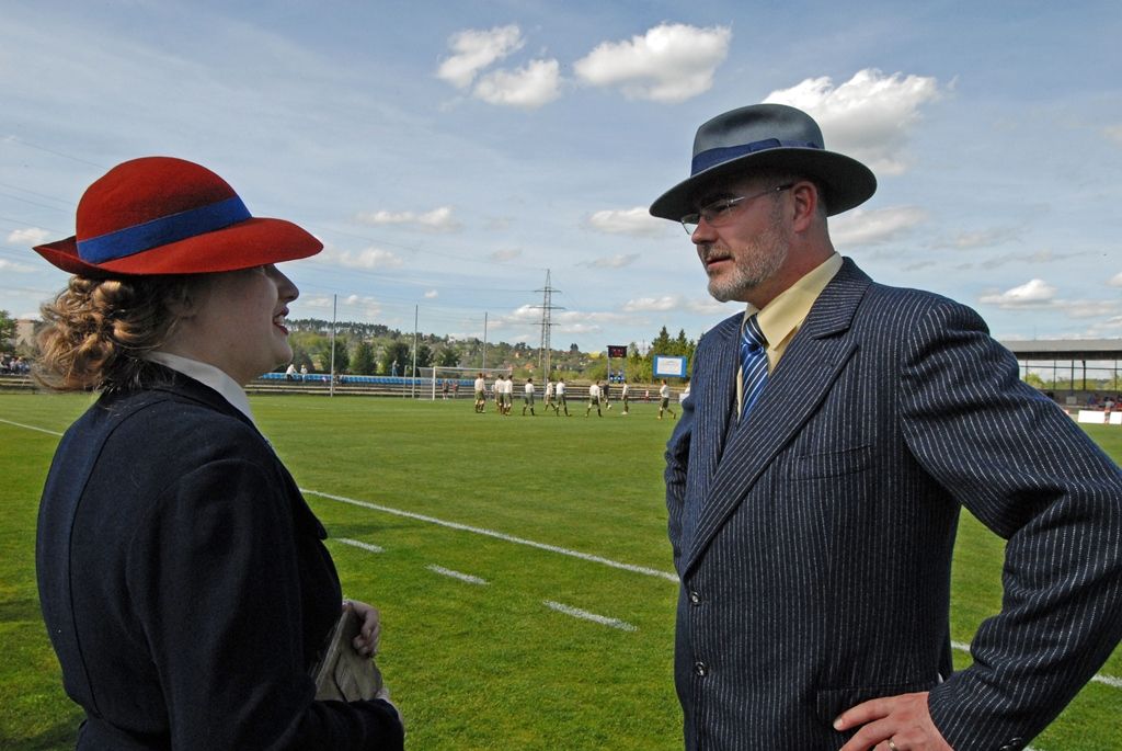 Výhrou 16:3 pro domácí skončilo v pondělí jedinečné fotbalové utkání, které se uskutečnilo jako součást oslav 70. výročí osvobození Plzně americkou armádou. Na hřišti v Luční ulici se proti sobě postavily týmy staré gardy FC Viktorie Plzeň a tým americké armády složený z členů klubů vojenské historie. Západočeská metropole si tím připomněla utkání, které se na stejném místě odehrálo na konci 2. světové války v roce 1945.