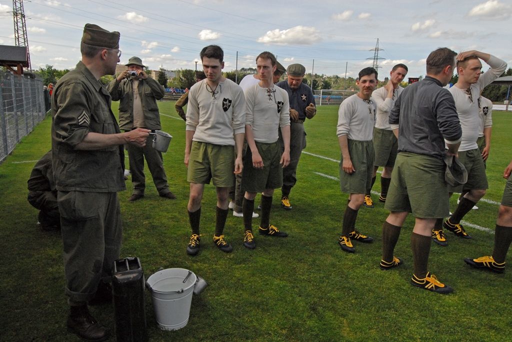 Výhrou 16:3 pro domácí skončilo v pondělí jedinečné fotbalové utkání, které se uskutečnilo jako součást oslav 70. výročí osvobození Plzně americkou armádou. Na hřišti v Luční ulici se proti sobě postavily týmy staré gardy FC Viktorie Plzeň a tým americké armády složený z členů klubů vojenské historie. Západočeská metropole si tím připomněla utkání, které se na stejném místě odehrálo na konci 2. světové války v roce 1945.