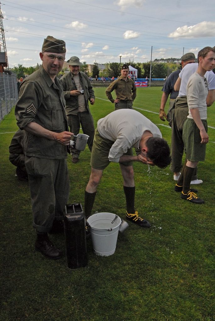 Výhrou 16:3 pro domácí skončilo v pondělí jedinečné fotbalové utkání, které se uskutečnilo jako součást oslav 70. výročí osvobození Plzně americkou armádou. Na hřišti v Luční ulici se proti sobě postavily týmy staré gardy FC Viktorie Plzeň a tým americké armády složený z členů klubů vojenské historie. Západočeská metropole si tím připomněla utkání, které se na stejném místě odehrálo na konci 2. světové války v roce 1945.