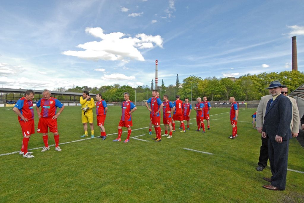 Výhrou 16:3 pro domácí skončilo v pondělí jedinečné fotbalové utkání, které se uskutečnilo jako součást oslav 70. výročí osvobození Plzně americkou armádou. Na hřišti v Luční ulici se proti sobě postavily týmy staré gardy FC Viktorie Plzeň a tým americké armády složený z členů klubů vojenské historie. Západočeská metropole si tím připomněla utkání, které se na stejném místě odehrálo na konci 2. světové války v roce 1945.