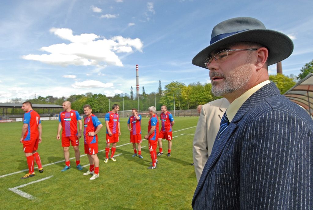 Výhrou 16:3 pro domácí skončilo v pondělí jedinečné fotbalové utkání, které se uskutečnilo jako součást oslav 70. výročí osvobození Plzně americkou armádou. Na hřišti v Luční ulici se proti sobě postavily týmy staré gardy FC Viktorie Plzeň a tým americké armády složený z členů klubů vojenské historie. Západočeská metropole si tím připomněla utkání, které se na stejném místě odehrálo na konci 2. světové války v roce 1945.