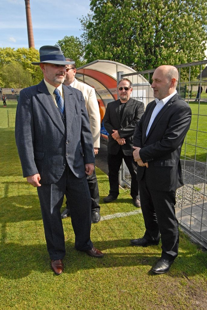 Výhrou 16:3 pro domácí skončilo v pondělí jedinečné fotbalové utkání, které se uskutečnilo jako součást oslav 70. výročí osvobození Plzně americkou armádou. Na hřišti v Luční ulici se proti sobě postavily týmy staré gardy FC Viktorie Plzeň a tým americké armády složený z členů klubů vojenské historie. Západočeská metropole si tím připomněla utkání, které se na stejném místě odehrálo na konci 2. světové války v roce 1945.