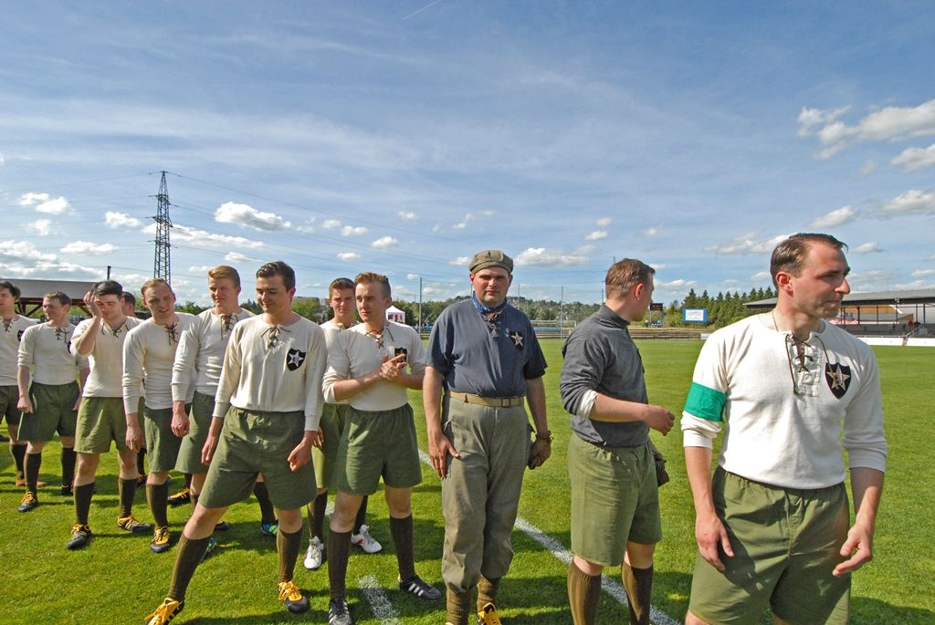 Výhrou 16:3 pro domácí skončilo v pondělí jedinečné fotbalové utkání, které se uskutečnilo jako součást oslav 70. výročí osvobození Plzně americkou armádou. Na hřišti v Luční ulici se proti sobě postavily týmy staré gardy FC Viktorie Plzeň a tým americké armády složený z členů klubů vojenské historie. Západočeská metropole si tím připomněla utkání, které se na stejném místě odehrálo na konci 2. světové války v roce 1945.