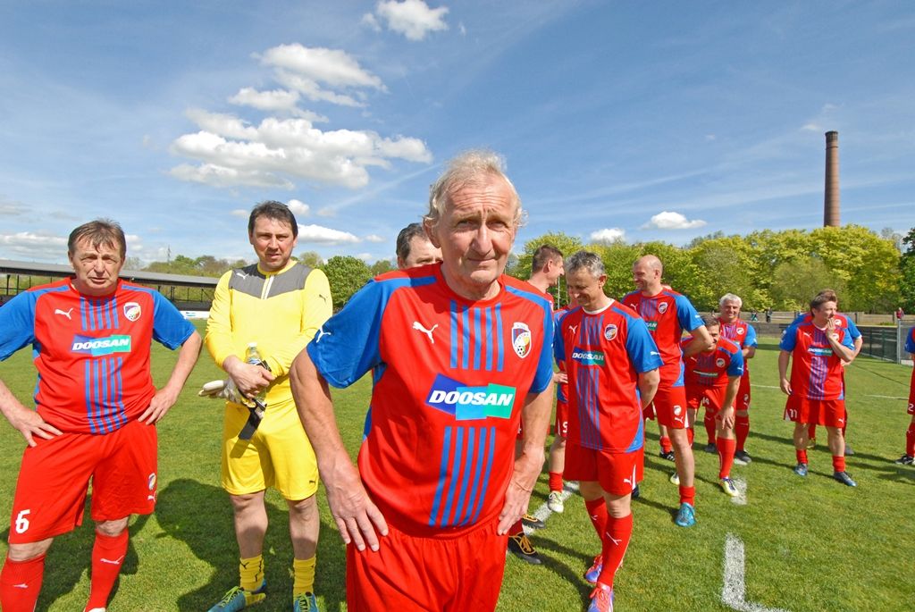 Výhrou 16:3 pro domácí skončilo v pondělí jedinečné fotbalové utkání, které se uskutečnilo jako součást oslav 70. výročí osvobození Plzně americkou armádou. Na hřišti v Luční ulici se proti sobě postavily týmy staré gardy FC Viktorie Plzeň a tým americké armády složený z členů klubů vojenské historie. Západočeská metropole si tím připomněla utkání, které se na stejném místě odehrálo na konci 2. světové války v roce 1945.