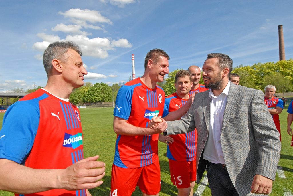 Výhrou 16:3 pro domácí skončilo v pondělí jedinečné fotbalové utkání, které se uskutečnilo jako součást oslav 70. výročí osvobození Plzně americkou armádou. Na hřišti v Luční ulici se proti sobě postavily týmy staré gardy FC Viktorie Plzeň a tým americké armády složený z členů klubů vojenské historie. Západočeská metropole si tím připomněla utkání, které se na stejném místě odehrálo na konci 2. světové války v roce 1945.