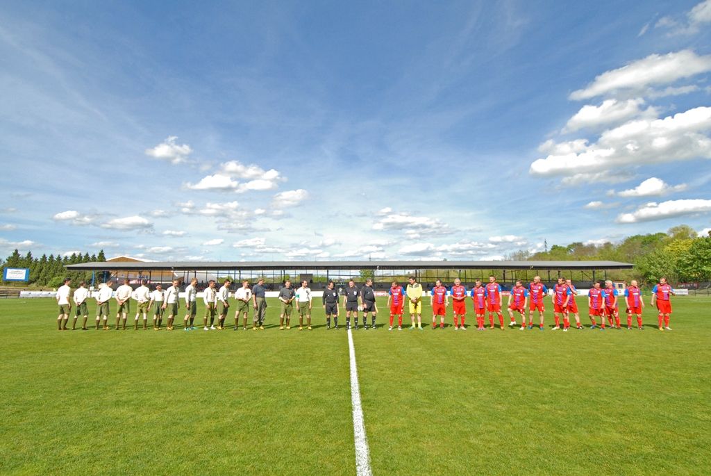 Výhrou 16:3 pro domácí skončilo v pondělí jedinečné fotbalové utkání, které se uskutečnilo jako součást oslav 70. výročí osvobození Plzně americkou armádou. Na hřišti v Luční ulici se proti sobě postavily týmy staré gardy FC Viktorie Plzeň a tým americké armády složený z členů klubů vojenské historie. Západočeská metropole si tím připomněla utkání, které se na stejném místě odehrálo na konci 2. světové války v roce 1945.