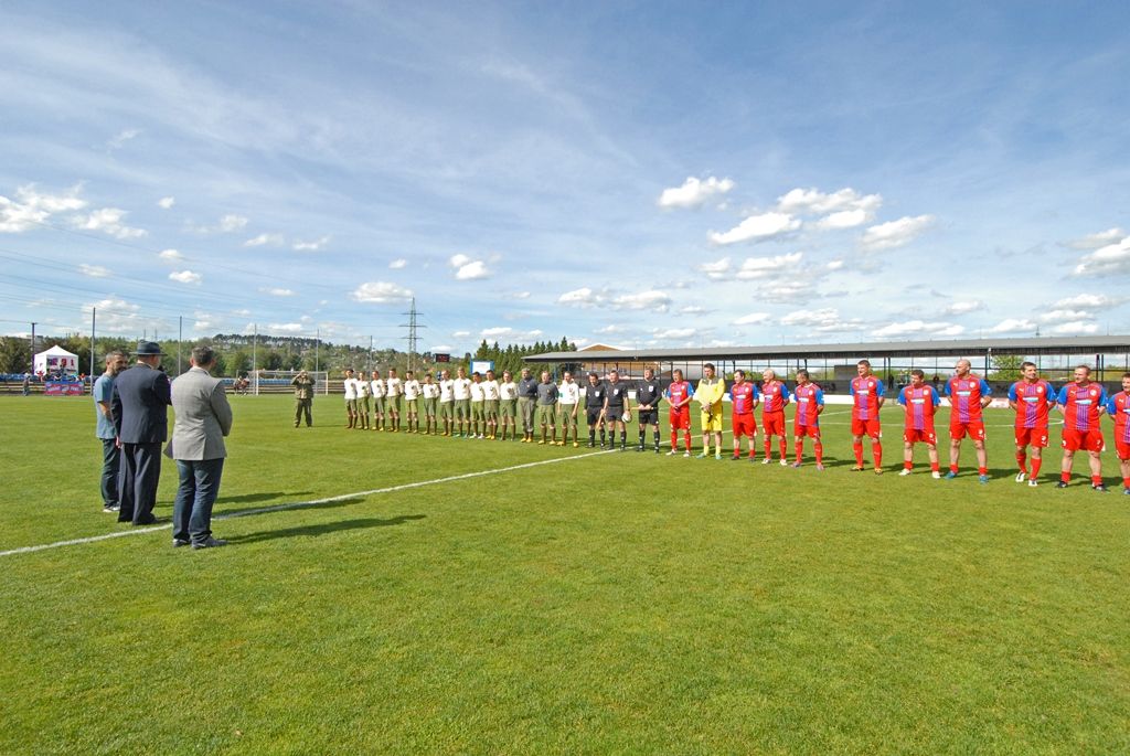 Výhrou 16:3 pro domácí skončilo v pondělí jedinečné fotbalové utkání, které se uskutečnilo jako součást oslav 70. výročí osvobození Plzně americkou armádou. Na hřišti v Luční ulici se proti sobě postavily týmy staré gardy FC Viktorie Plzeň a tým americké armády složený z členů klubů vojenské historie. Západočeská metropole si tím připomněla utkání, které se na stejném místě odehrálo na konci 2. světové války v roce 1945.
