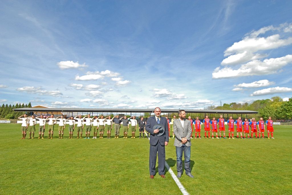 Výhrou 16:3 pro domácí skončilo v pondělí jedinečné fotbalové utkání, které se uskutečnilo jako součást oslav 70. výročí osvobození Plzně americkou armádou. Na hřišti v Luční ulici se proti sobě postavily týmy staré gardy FC Viktorie Plzeň a tým americké armády složený z členů klubů vojenské historie. Západočeská metropole si tím připomněla utkání, které se na stejném místě odehrálo na konci 2. světové války v roce 1945.