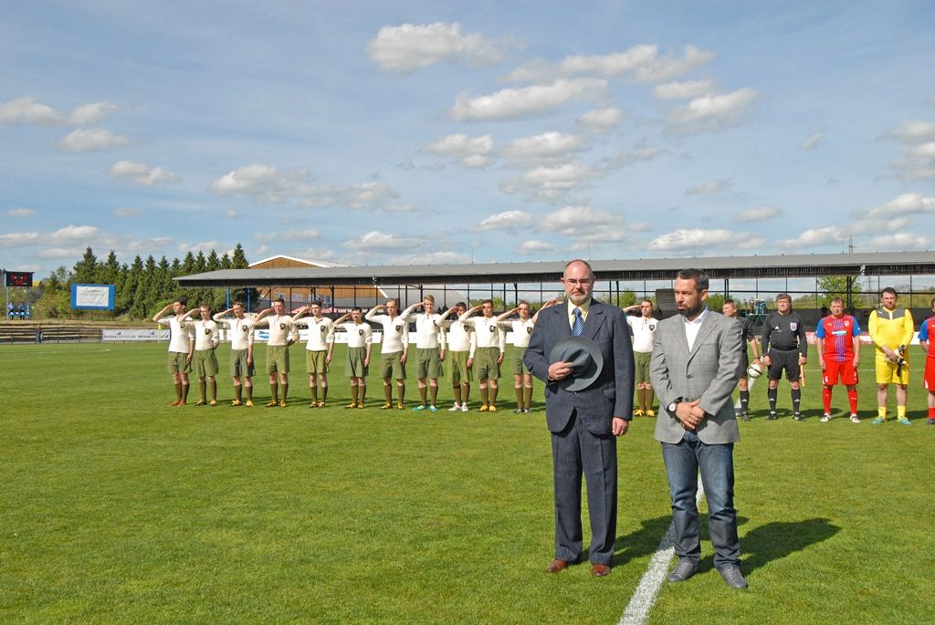 Výhrou 16:3 pro domácí skončilo v pondělí jedinečné fotbalové utkání, které se uskutečnilo jako součást oslav 70. výročí osvobození Plzně americkou armádou. Na hřišti v Luční ulici se proti sobě postavily týmy staré gardy FC Viktorie Plzeň a tým americké armády složený z členů klubů vojenské historie. Západočeská metropole si tím připomněla utkání, které se na stejném místě odehrálo na konci 2. světové války v roce 1945.