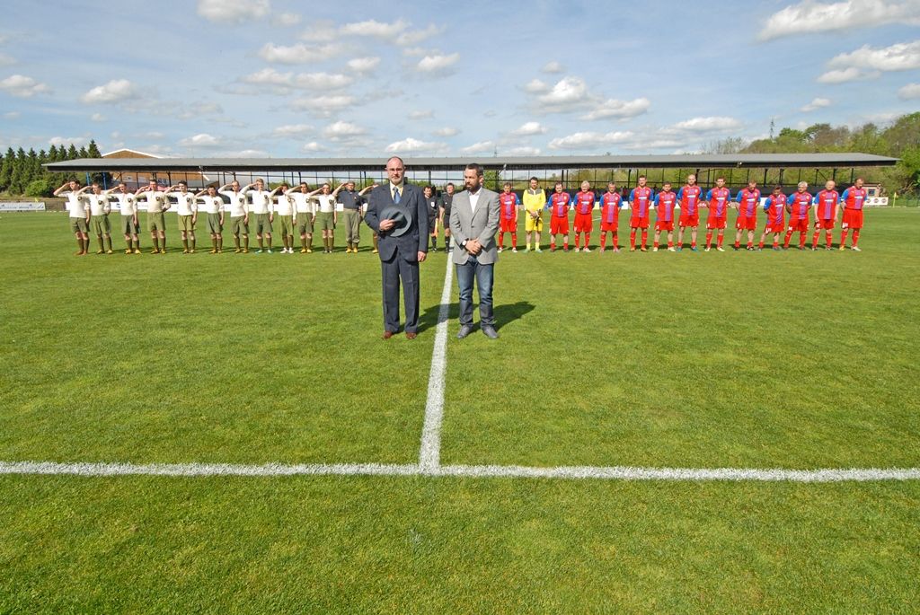 Výhrou 16:3 pro domácí skončilo v pondělí jedinečné fotbalové utkání, které se uskutečnilo jako součást oslav 70. výročí osvobození Plzně americkou armádou. Na hřišti v Luční ulici se proti sobě postavily týmy staré gardy FC Viktorie Plzeň a tým americké armády složený z členů klubů vojenské historie. Západočeská metropole si tím připomněla utkání, které se na stejném místě odehrálo na konci 2. světové války v roce 1945.