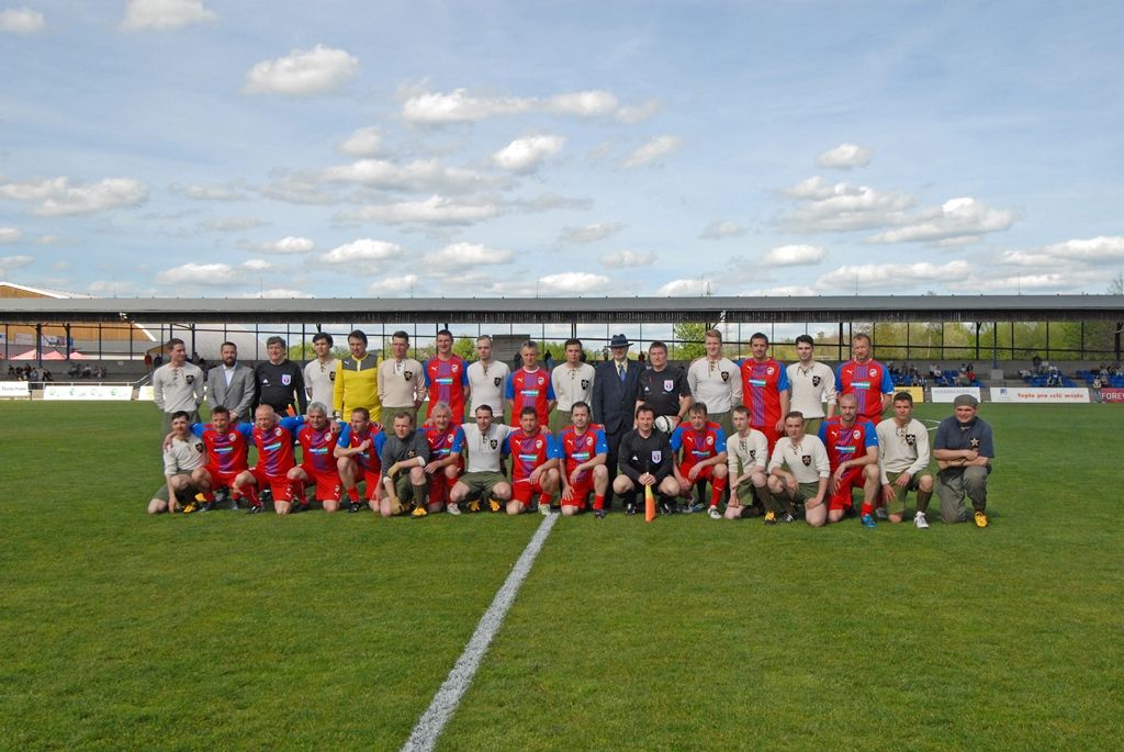 Výhrou 16:3 pro domácí skončilo v pondělí jedinečné fotbalové utkání, které se uskutečnilo jako součást oslav 70. výročí osvobození Plzně americkou armádou. Na hřišti v Luční ulici se proti sobě postavily týmy staré gardy FC Viktorie Plzeň a tým americké armády složený z členů klubů vojenské historie. Západočeská metropole si tím připomněla utkání, které se na stejném místě odehrálo na konci 2. světové války v roce 1945.