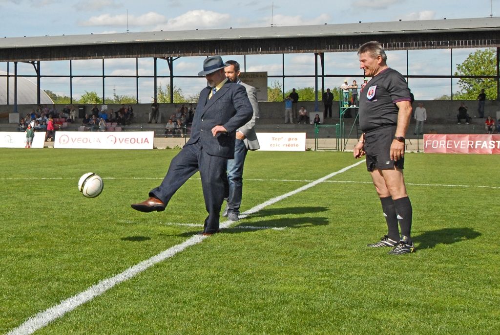 Výhrou 16:3 pro domácí skončilo v pondělí jedinečné fotbalové utkání, které se uskutečnilo jako součást oslav 70. výročí osvobození Plzně americkou armádou. Na hřišti v Luční ulici se proti sobě postavily týmy staré gardy FC Viktorie Plzeň a tým americké armády složený z členů klubů vojenské historie. Západočeská metropole si tím připomněla utkání, které se na stejném místě odehrálo na konci 2. světové války v roce 1945.