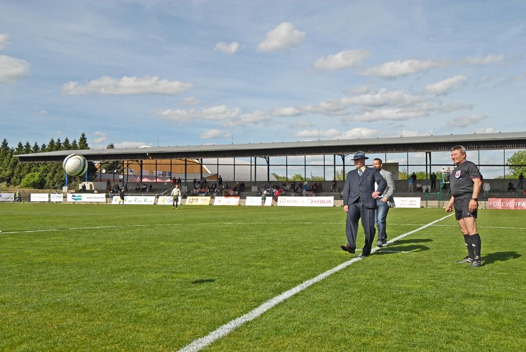 Výhrou 16:3 pro domácí skončilo v pondělí jedinečné fotbalové utkání, které se uskutečnilo jako součást oslav 70. výročí osvobození Plzně americkou armádou. Na hřišti v Luční ulici se proti sobě postavily týmy staré gardy FC Viktorie Plzeň a tým americké armády složený z členů klubů vojenské historie. Západočeská metropole si tím připomněla utkání, které se na stejném místě odehrálo na konci 2. světové války v roce 1945.