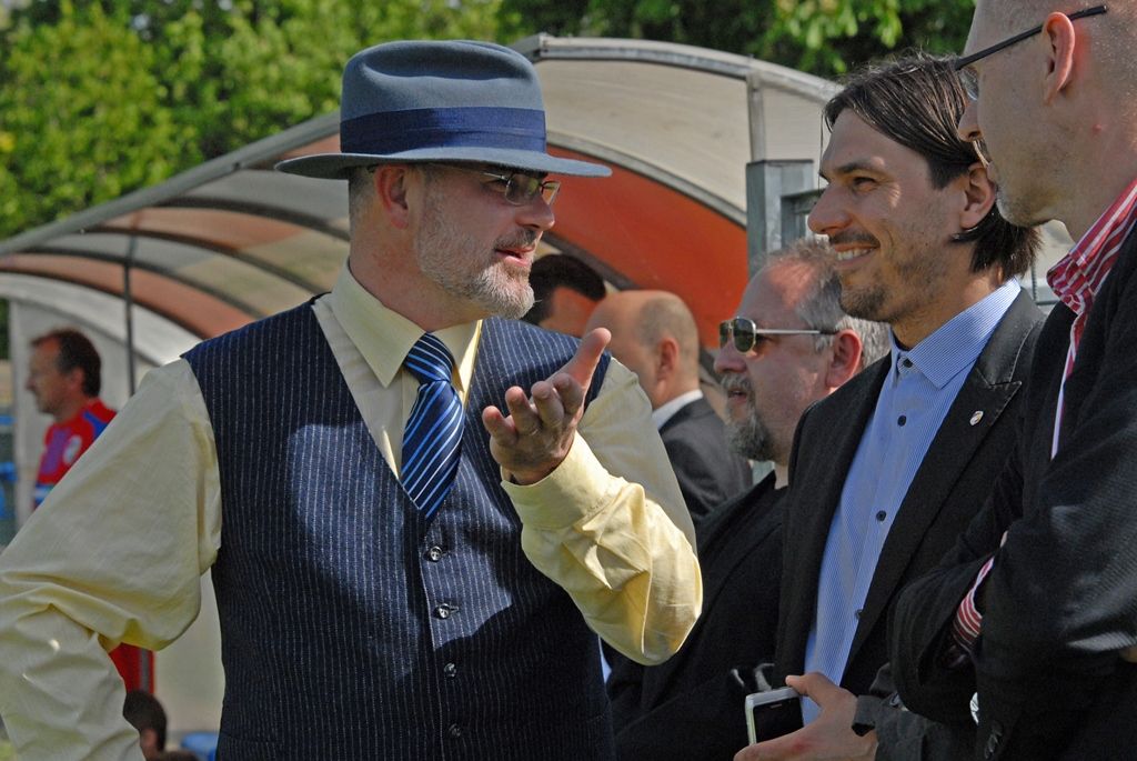 Výhrou 16:3 pro domácí skončilo v pondělí jedinečné fotbalové utkání, které se uskutečnilo jako součást oslav 70. výročí osvobození Plzně americkou armádou. Na hřišti v Luční ulici se proti sobě postavily týmy staré gardy FC Viktorie Plzeň a tým americké armády složený z členů klubů vojenské historie. Západočeská metropole si tím připomněla utkání, které se na stejném místě odehrálo na konci 2. světové války v roce 1945.