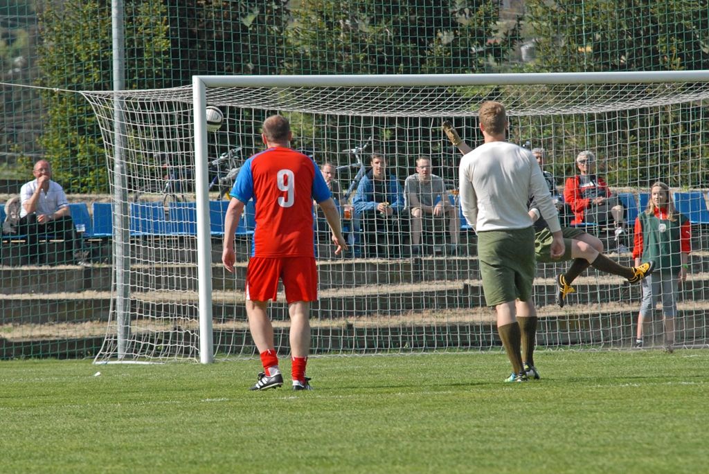 Výhrou 16:3 pro domácí skončilo v pondělí jedinečné fotbalové utkání, které se uskutečnilo jako součást oslav 70. výročí osvobození Plzně americkou armádou. Na hřišti v Luční ulici se proti sobě postavily týmy staré gardy FC Viktorie Plzeň a tým americké armády složený z členů klubů vojenské historie. Západočeská metropole si tím připomněla utkání, které se na stejném místě odehrálo na konci 2. světové války v roce 1945.