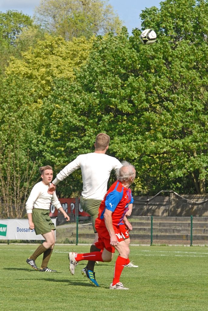 Výhrou 16:3 pro domácí skončilo v pondělí jedinečné fotbalové utkání, které se uskutečnilo jako součást oslav 70. výročí osvobození Plzně americkou armádou. Na hřišti v Luční ulici se proti sobě postavily týmy staré gardy FC Viktorie Plzeň a tým americké armády složený z členů klubů vojenské historie. Západočeská metropole si tím připomněla utkání, které se na stejném místě odehrálo na konci 2. světové války v roce 1945.