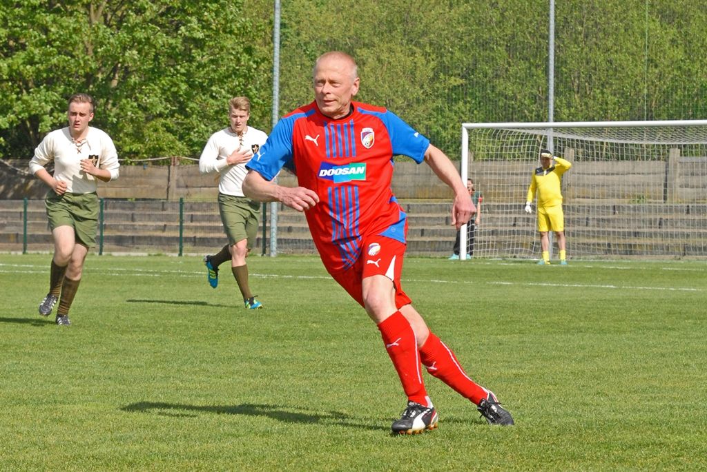 Výhrou 16:3 pro domácí skončilo v pondělí jedinečné fotbalové utkání, které se uskutečnilo jako součást oslav 70. výročí osvobození Plzně americkou armádou. Na hřišti v Luční ulici se proti sobě postavily týmy staré gardy FC Viktorie Plzeň a tým americké armády složený z členů klubů vojenské historie. Západočeská metropole si tím připomněla utkání, které se na stejném místě odehrálo na konci 2. světové války v roce 1945.