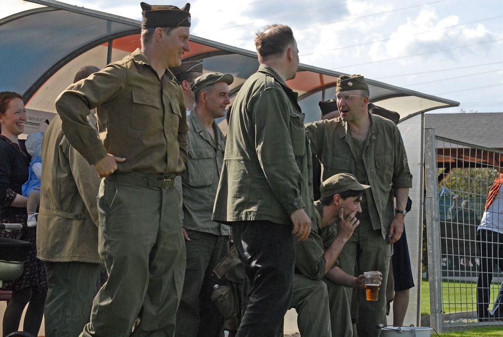 Výhrou 16:3 pro domácí skončilo v pondělí jedinečné fotbalové utkání, které se uskutečnilo jako součást oslav 70. výročí osvobození Plzně americkou armádou. Na hřišti v Luční ulici se proti sobě postavily týmy staré gardy FC Viktorie Plzeň a tým americké armády složený z členů klubů vojenské historie. Západočeská metropole si tím připomněla utkání, které se na stejném místě odehrálo na konci 2. světové války v roce 1945.