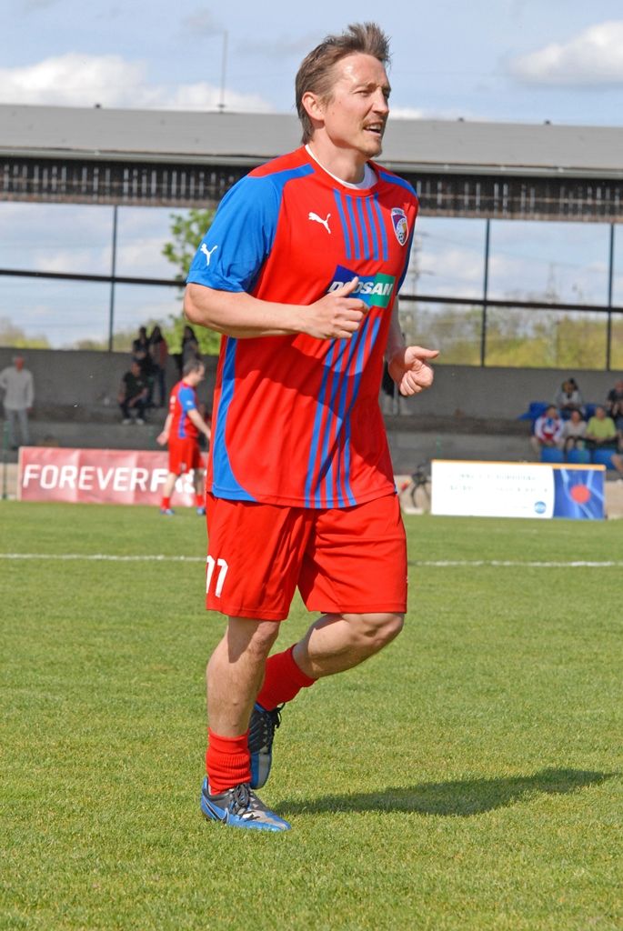 Výhrou 16:3 pro domácí skončilo v pondělí jedinečné fotbalové utkání, které se uskutečnilo jako součást oslav 70. výročí osvobození Plzně americkou armádou. Na hřišti v Luční ulici se proti sobě postavily týmy staré gardy FC Viktorie Plzeň a tým americké armády složený z členů klubů vojenské historie. Západočeská metropole si tím připomněla utkání, které se na stejném místě odehrálo na konci 2. světové války v roce 1945.