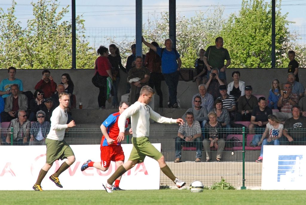 Výhrou 16:3 pro domácí skončilo v pondělí jedinečné fotbalové utkání, které se uskutečnilo jako součást oslav 70. výročí osvobození Plzně americkou armádou. Na hřišti v Luční ulici se proti sobě postavily týmy staré gardy FC Viktorie Plzeň a tým americké armády složený z členů klubů vojenské historie. Západočeská metropole si tím připomněla utkání, které se na stejném místě odehrálo na konci 2. světové války v roce 1945.
