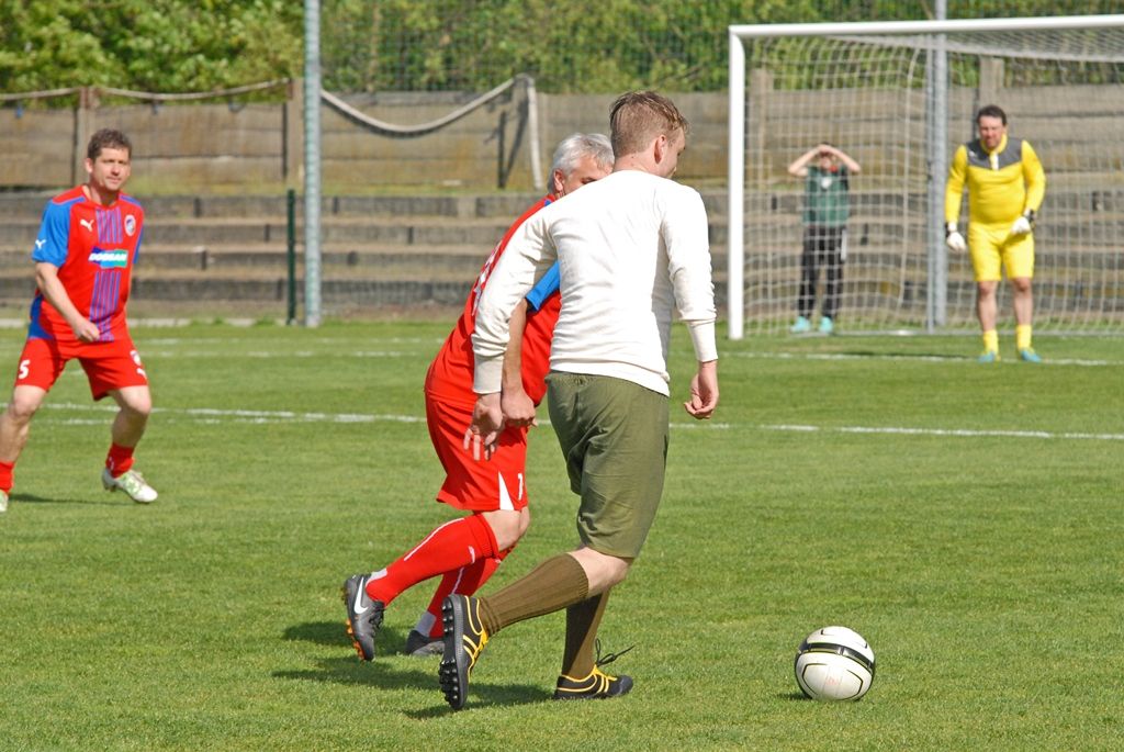 Výhrou 16:3 pro domácí skončilo v pondělí jedinečné fotbalové utkání, které se uskutečnilo jako součást oslav 70. výročí osvobození Plzně americkou armádou. Na hřišti v Luční ulici se proti sobě postavily týmy staré gardy FC Viktorie Plzeň a tým americké armády složený z členů klubů vojenské historie. Západočeská metropole si tím připomněla utkání, které se na stejném místě odehrálo na konci 2. světové války v roce 1945.