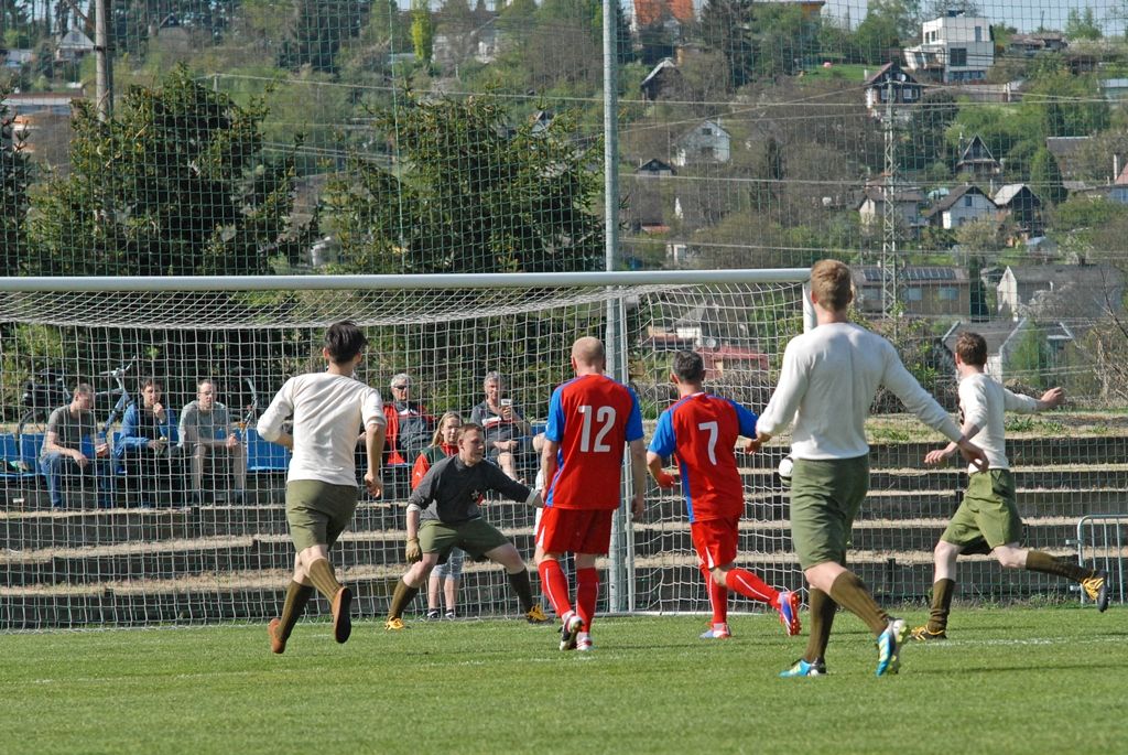 Výhrou 16:3 pro domácí skončilo v pondělí jedinečné fotbalové utkání, které se uskutečnilo jako součást oslav 70. výročí osvobození Plzně americkou armádou. Na hřišti v Luční ulici se proti sobě postavily týmy staré gardy FC Viktorie Plzeň a tým americké armády složený z členů klubů vojenské historie. Západočeská metropole si tím připomněla utkání, které se na stejném místě odehrálo na konci 2. světové války v roce 1945.