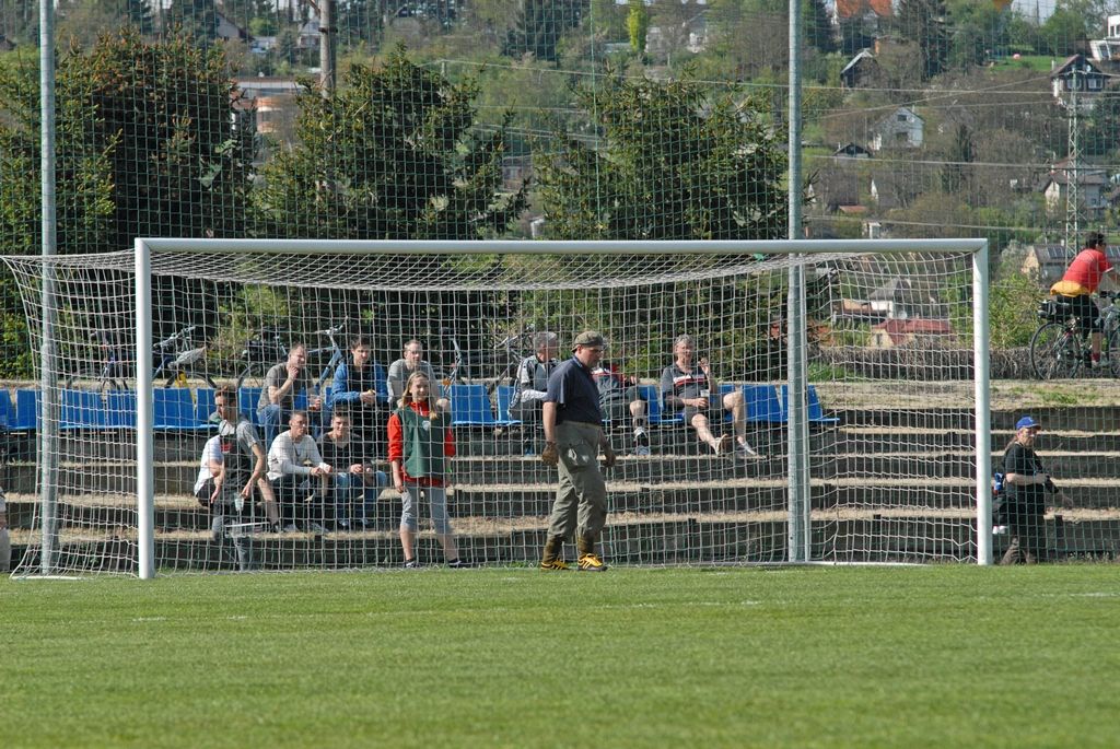 Výhrou 16:3 pro domácí skončilo v pondělí jedinečné fotbalové utkání, které se uskutečnilo jako součást oslav 70. výročí osvobození Plzně americkou armádou. Na hřišti v Luční ulici se proti sobě postavily týmy staré gardy FC Viktorie Plzeň a tým americké armády složený z členů klubů vojenské historie. Západočeská metropole si tím připomněla utkání, které se na stejném místě odehrálo na konci 2. světové války v roce 1945.