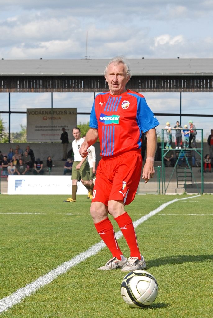 Výhrou 16:3 pro domácí skončilo v pondělí jedinečné fotbalové utkání, které se uskutečnilo jako součást oslav 70. výročí osvobození Plzně americkou armádou. Na hřišti v Luční ulici se proti sobě postavily týmy staré gardy FC Viktorie Plzeň a tým americké armády složený z členů klubů vojenské historie. Západočeská metropole si tím připomněla utkání, které se na stejném místě odehrálo na konci 2. světové války v roce 1945.