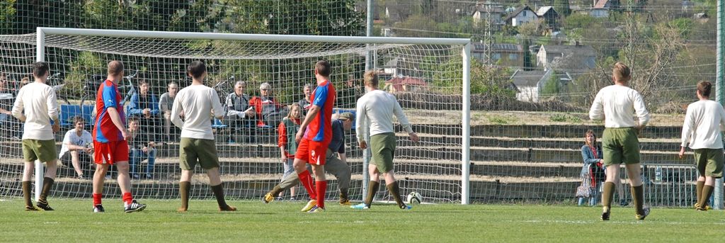 Výhrou 16:3 pro domácí skončilo v pondělí jedinečné fotbalové utkání, které se uskutečnilo jako součást oslav 70. výročí osvobození Plzně americkou armádou. Na hřišti v Luční ulici se proti sobě postavily týmy staré gardy FC Viktorie Plzeň a tým americké armády složený z členů klubů vojenské historie. Západočeská metropole si tím připomněla utkání, které se na stejném místě odehrálo na konci 2. světové války v roce 1945.