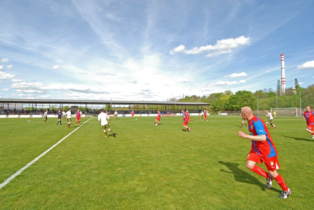 Výhrou 16:3 pro domácí skončilo v pondělí jedinečné fotbalové utkání, které se uskutečnilo jako součást oslav 70. výročí osvobození Plzně americkou armádou. Na hřišti v Luční ulici se proti sobě postavily týmy staré gardy FC Viktorie Plzeň a tým americké armády složený z členů klubů vojenské historie. Západočeská metropole si tím připomněla utkání, které se na stejném místě odehrálo na konci 2. světové války v roce 1945.