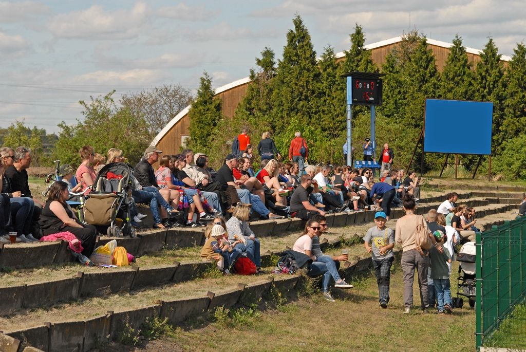 Výhrou 16:3 pro domácí skončilo v pondělí jedinečné fotbalové utkání, které se uskutečnilo jako součást oslav 70. výročí osvobození Plzně americkou armádou. Na hřišti v Luční ulici se proti sobě postavily týmy staré gardy FC Viktorie Plzeň a tým americké armády složený z členů klubů vojenské historie. Západočeská metropole si tím připomněla utkání, které se na stejném místě odehrálo na konci 2. světové války v roce 1945.