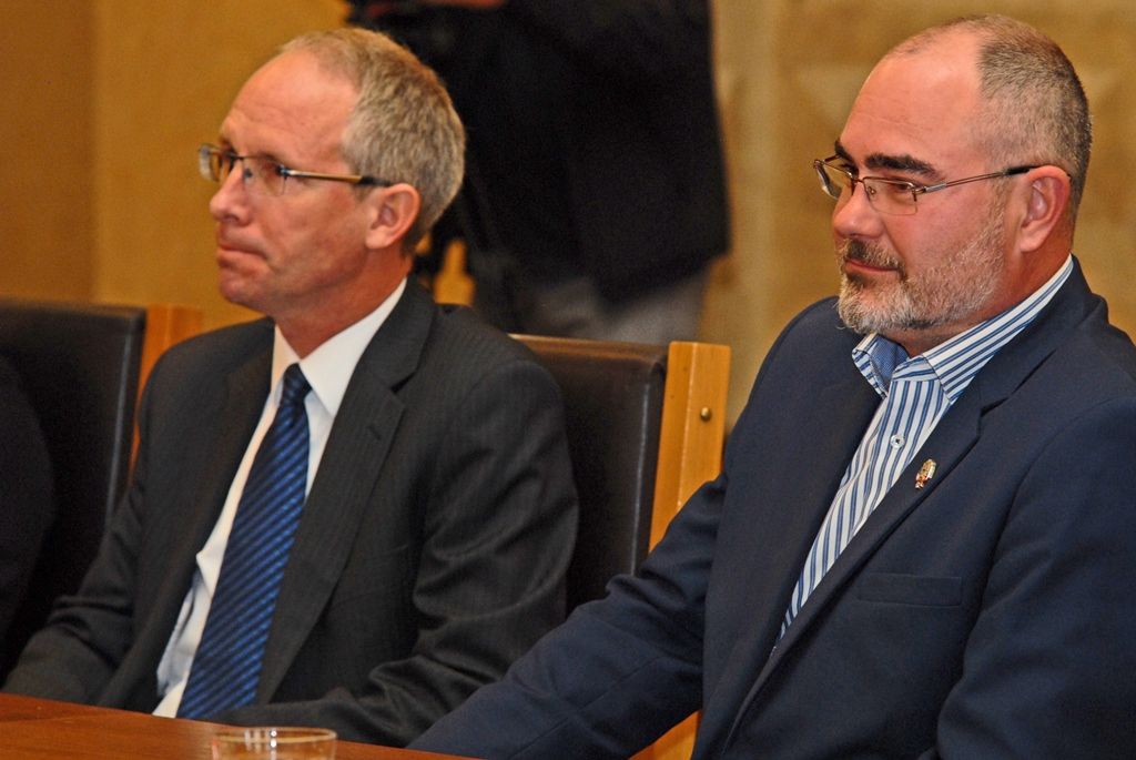„Vnímejte to tak, že pokud budete chtít, je toto Váš druhý domov,“ řekl dnes primátor města Plzně Martin Zrzavecký Peteru Lindauerovi z Nového Zélandu. Vnuka malíře Gottfrieda Lindauera, jehož slavné portréty novozélandských Maorů i další díla jsou od pondělí k vidění v Masných krámech v Plzni, a další členy delegace přijal spolu se svým náměstkem Martinem Baxou. Návštěvy v obřadní síni radnice se zúčastnil také velvyslanec Nového Zélandu pro střední Evropu Rodney Harris, členové maorského kmene i poradního sboru Haerewa působícího při Auckland Art Gallery Toi o Tāmaki a další hosté. Právě poradní sbor Haerewa rozhodl, že Lindauerovy portréty budou moci být zapůjčeny Západočeské galerii. Díla jsou vnímána jako novozélandský národní poklad. (foto: 5.5.2015)