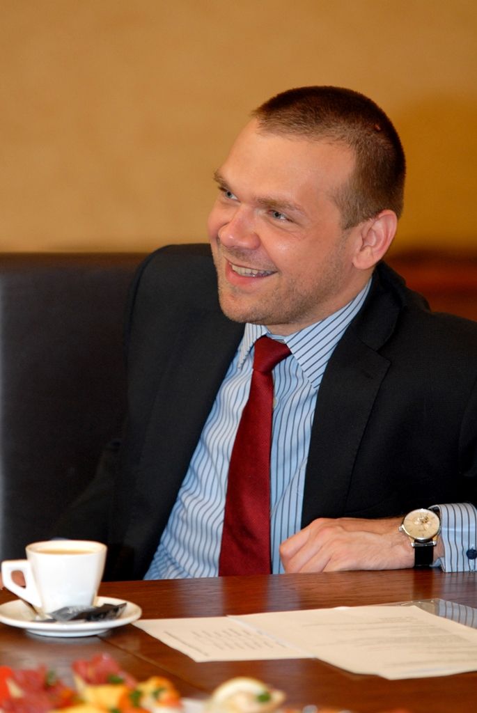 „Vnímejte to tak, že pokud budete chtít, je toto Váš druhý domov,“ řekl dnes primátor města Plzně Martin Zrzavecký Peteru Lindauerovi z Nového Zélandu. Vnuka malíře Gottfrieda Lindauera, jehož slavné portréty novozélandských Maorů i další díla jsou od pondělí k vidění v Masných krámech v Plzni, a další členy delegace přijal spolu se svým náměstkem Martinem Baxou. Návštěvy v obřadní síni radnice se zúčastnil také velvyslanec Nového Zélandu pro střední Evropu Rodney Harris, členové maorského kmene i poradního sboru Haerewa působícího při Auckland Art Gallery Toi o Tāmaki a další hosté. Právě poradní sbor Haerewa rozhodl, že Lindauerovy portréty budou moci být zapůjčeny Západočeské galerii. Díla jsou vnímána jako novozélandský národní poklad. (foto: 5.5.2015)