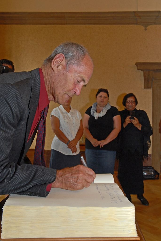 „Vnímejte to tak, že pokud budete chtít, je toto Váš druhý domov,“ řekl dnes primátor města Plzně Martin Zrzavecký Peteru Lindauerovi z Nového Zélandu. Vnuka malíře Gottfrieda Lindauera, jehož slavné portréty novozélandských Maorů i další díla jsou od pondělí k vidění v Masných krámech v Plzni, a další členy delegace přijal spolu se svým náměstkem Martinem Baxou. Návštěvy v obřadní síni radnice se zúčastnil také velvyslanec Nového Zélandu pro střední Evropu Rodney Harris, členové maorského kmene i poradního sboru Haerewa působícího při Auckland Art Gallery Toi o Tāmaki a další hosté. Právě poradní sbor Haerewa rozhodl, že Lindauerovy portréty budou moci být zapůjčeny Západočeské galerii. Díla jsou vnímána jako novozélandský národní poklad. (foto: 5.5.2015)