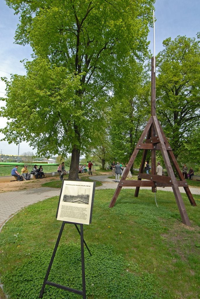 Pamětníci, bývalí rozhlasoví zaměstnanci a další hosté, široká veřejnost i zástupci města se dnes sešli u soutoku řek Radbuzy a Mže ve Štruncových sadech, aby si připomněli okamžiky prvního svobodného rozhlasového vysílání v českém jazyce na území města Plzně. Na stejném místě, na takzvané Obcizně, se podařilo 5. května 1945 ve 12:05 hodin Karlu Šindlerovi, učiteli na gymnáziu a vedoucímu odbojové skupiny, se svými spolubojovníky po dramatickém boji německou vysílačku obsadit.