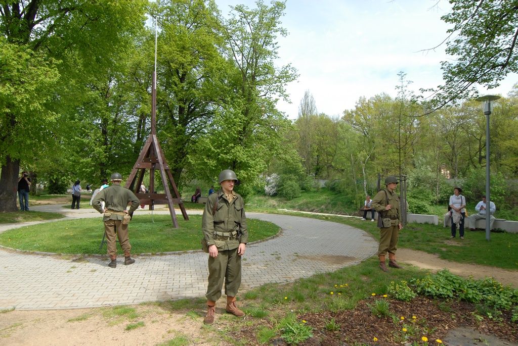 Pamětníci, bývalí rozhlasoví zaměstnanci a další hosté, široká veřejnost i zástupci města se dnes sešli u soutoku řek Radbuzy a Mže ve Štruncových sadech, aby si připomněli okamžiky prvního svobodného rozhlasového vysílání v českém jazyce na území města Plzně. Na stejném místě, na takzvané Obcizně, se podařilo 5. května 1945 ve 12:05 hodin Karlu Šindlerovi, učiteli na gymnáziu a vedoucímu odbojové skupiny, se svými spolubojovníky po dramatickém boji německou vysílačku obsadit.