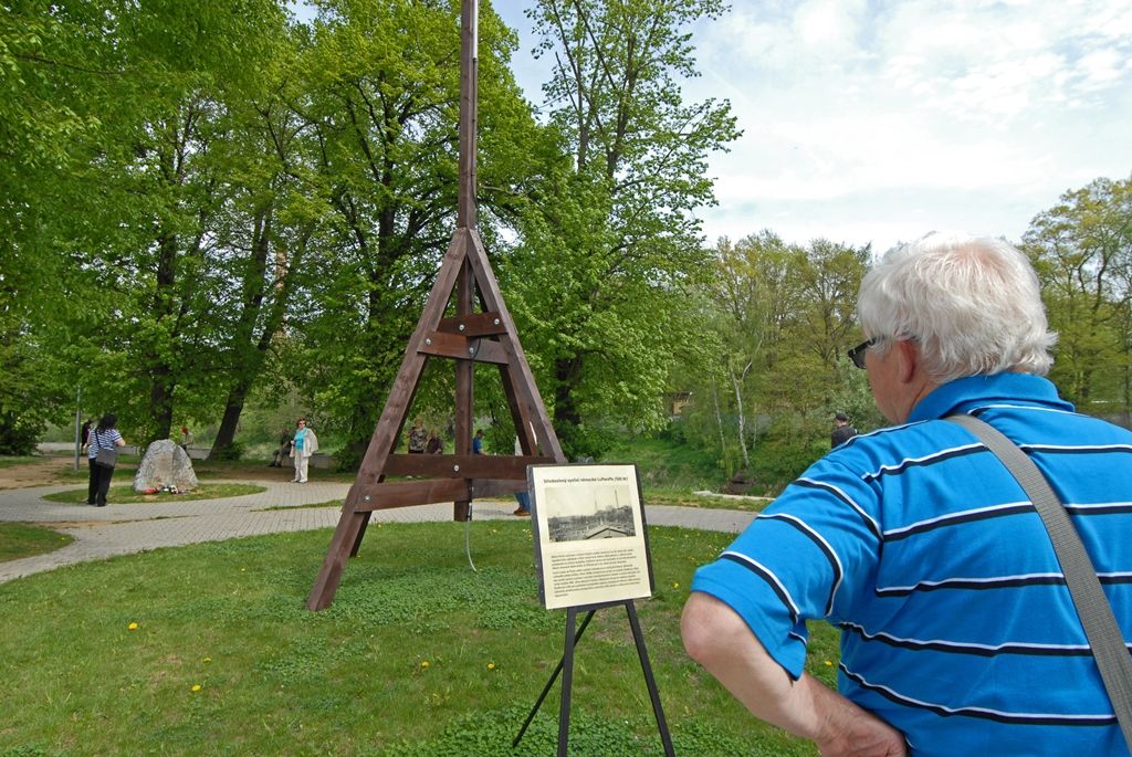 Pamětníci, bývalí rozhlasoví zaměstnanci a další hosté, široká veřejnost i zástupci města se dnes sešli u soutoku řek Radbuzy a Mže ve Štruncových sadech, aby si připomněli okamžiky prvního svobodného rozhlasového vysílání v českém jazyce na území města Plzně. Na stejném místě, na takzvané Obcizně, se podařilo 5. května 1945 ve 12:05 hodin Karlu Šindlerovi, učiteli na gymnáziu a vedoucímu odbojové skupiny, se svými spolubojovníky po dramatickém boji německou vysílačku obsadit.