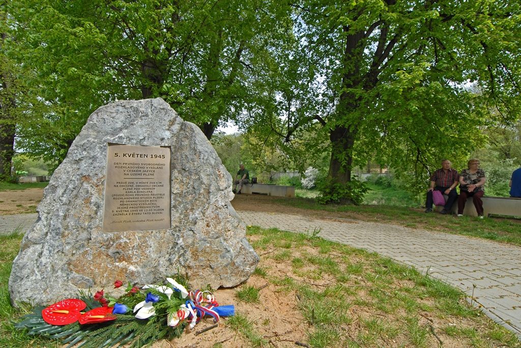 Pamětníci, bývalí rozhlasoví zaměstnanci a další hosté, široká veřejnost i zástupci města se dnes sešli u soutoku řek Radbuzy a Mže ve Štruncových sadech, aby si připomněli okamžiky prvního svobodného rozhlasového vysílání v českém jazyce na území města Plzně. Na stejném místě, na takzvané Obcizně, se podařilo 5. května 1945 ve 12:05 hodin Karlu Šindlerovi, učiteli na gymnáziu a vedoucímu odbojové skupiny, se svými spolubojovníky po dramatickém boji německou vysílačku obsadit.