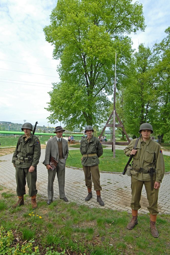 Pamětníci, bývalí rozhlasoví zaměstnanci a další hosté, široká veřejnost i zástupci města se dnes sešli u soutoku řek Radbuzy a Mže ve Štruncových sadech, aby si připomněli okamžiky prvního svobodného rozhlasového vysílání v českém jazyce na území města Plzně. Na stejném místě, na takzvané Obcizně, se podařilo 5. května 1945 ve 12:05 hodin Karlu Šindlerovi, učiteli na gymnáziu a vedoucímu odbojové skupiny, se svými spolubojovníky po dramatickém boji německou vysílačku obsadit.