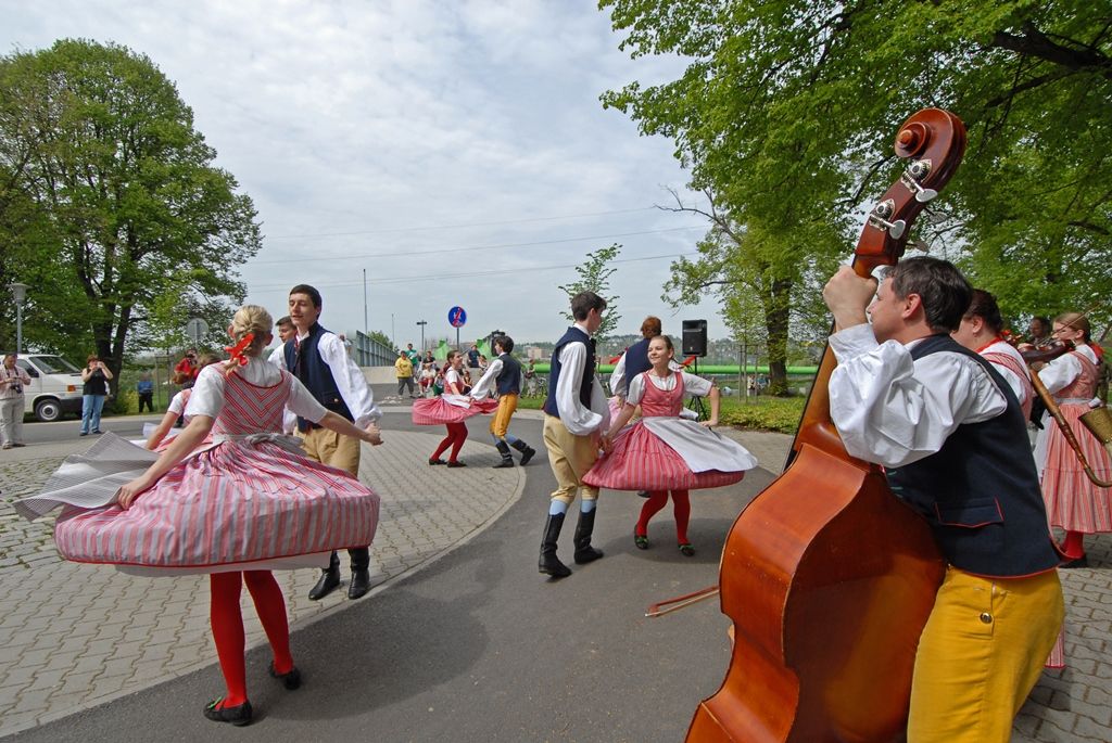 Pamětníci, bývalí rozhlasoví zaměstnanci a další hosté, široká veřejnost i zástupci města se dnes sešli u soutoku řek Radbuzy a Mže ve Štruncových sadech, aby si připomněli okamžiky prvního svobodného rozhlasového vysílání v českém jazyce na území města Plzně. Na stejném místě, na takzvané Obcizně, se podařilo 5. května 1945 ve 12:05 hodin Karlu Šindlerovi, učiteli na gymnáziu a vedoucímu odbojové skupiny, se svými spolubojovníky po dramatickém boji německou vysílačku obsadit.