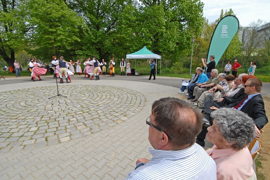 Pamětníci, bývalí rozhlasoví zaměstnanci a další hosté, široká veřejnost i zástupci města se dnes sešli u soutoku řek Radbuzy a Mže ve Štruncových sadech, aby si připomněli okamžiky prvního svobodného rozhlasového vysílání v českém jazyce na území města Plzně. Na stejném místě, na takzvané Obcizně, se podařilo 5. května 1945 ve 12:05 hodin Karlu Šindlerovi, učiteli na gymnáziu a vedoucímu odbojové skupiny, se svými spolubojovníky po dramatickém boji německou vysílačku obsadit.