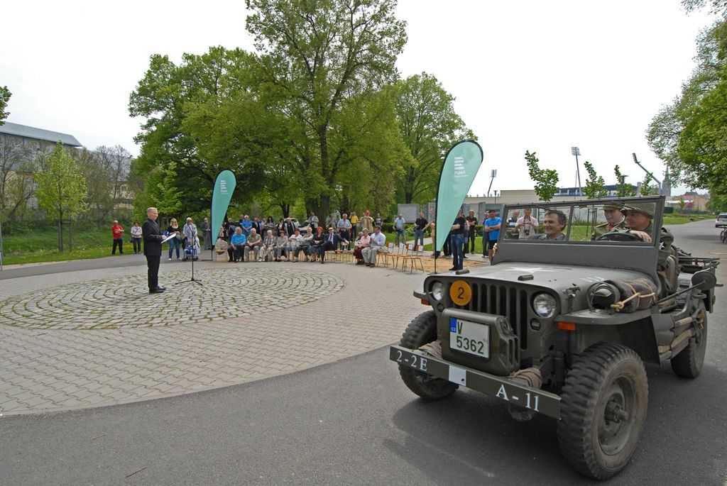 Pamětníci, bývalí rozhlasoví zaměstnanci a další hosté, široká veřejnost i zástupci města se dnes sešli u soutoku řek Radbuzy a Mže ve Štruncových sadech, aby si připomněli okamžiky prvního svobodného rozhlasového vysílání v českém jazyce na území města Plzně. Na stejném místě, na takzvané Obcizně, se podařilo 5. května 1945 ve 12:05 hodin Karlu Šindlerovi, učiteli na gymnáziu a vedoucímu odbojové skupiny, se svými spolubojovníky po dramatickém boji německou vysílačku obsadit.