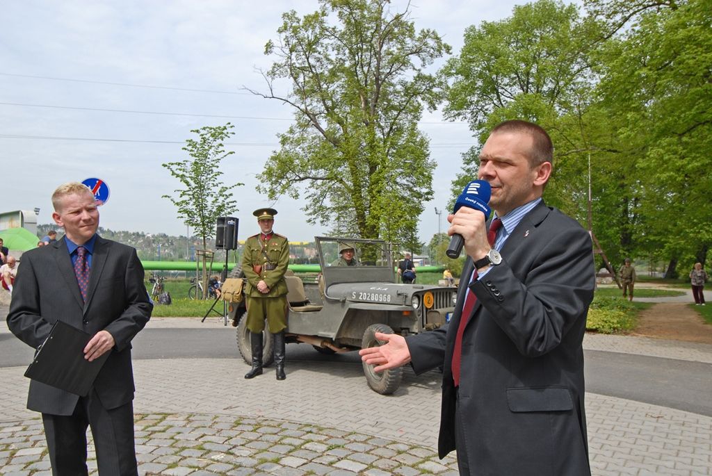 Pamětníci, bývalí rozhlasoví zaměstnanci a další hosté, široká veřejnost i zástupci města se dnes sešli u soutoku řek Radbuzy a Mže ve Štruncových sadech, aby si připomněli okamžiky prvního svobodného rozhlasového vysílání v českém jazyce na území města Plzně. Na stejném místě, na takzvané Obcizně, se podařilo 5. května 1945 ve 12:05 hodin Karlu Šindlerovi, učiteli na gymnáziu a vedoucímu odbojové skupiny, se svými spolubojovníky po dramatickém boji německou vysílačku obsadit.