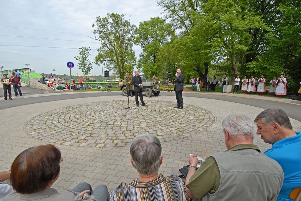 Pamětníci, bývalí rozhlasoví zaměstnanci a další hosté, široká veřejnost i zástupci města se dnes sešli u soutoku řek Radbuzy a Mže ve Štruncových sadech, aby si připomněli okamžiky prvního svobodného rozhlasového vysílání v českém jazyce na území města Plzně. Na stejném místě, na takzvané Obcizně, se podařilo 5. května 1945 ve 12:05 hodin Karlu Šindlerovi, učiteli na gymnáziu a vedoucímu odbojové skupiny, se svými spolubojovníky po dramatickém boji německou vysílačku obsadit.