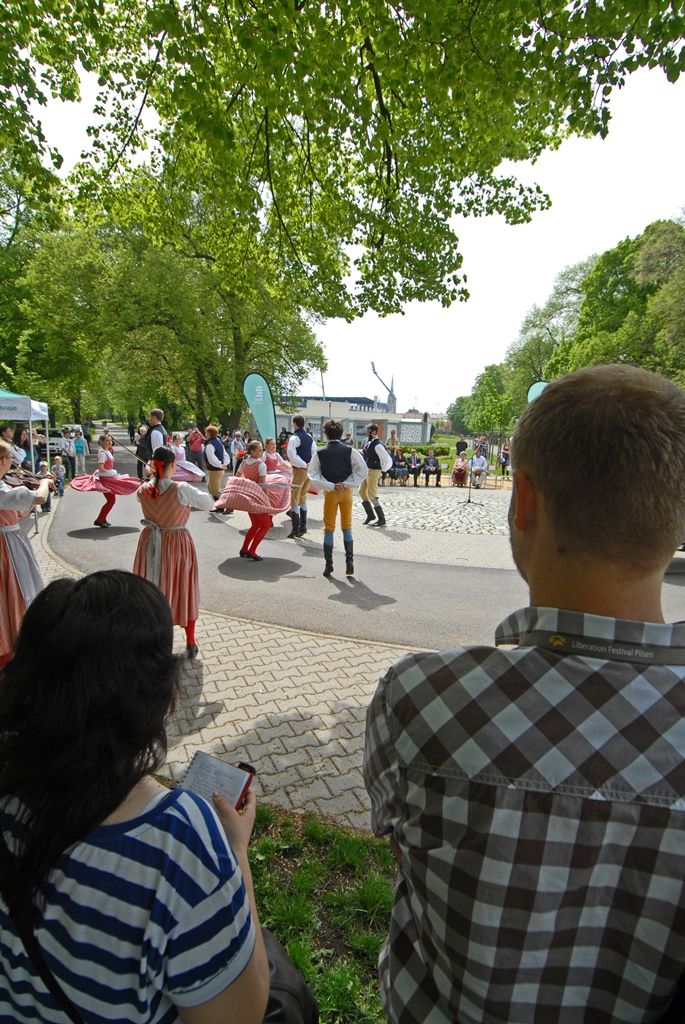 Pamětníci, bývalí rozhlasoví zaměstnanci a další hosté, široká veřejnost i zástupci města se dnes sešli u soutoku řek Radbuzy a Mže ve Štruncových sadech, aby si připomněli okamžiky prvního svobodného rozhlasového vysílání v českém jazyce na území města Plzně. Na stejném místě, na takzvané Obcizně, se podařilo 5. května 1945 ve 12:05 hodin Karlu Šindlerovi, učiteli na gymnáziu a vedoucímu odbojové skupiny, se svými spolubojovníky po dramatickém boji německou vysílačku obsadit.