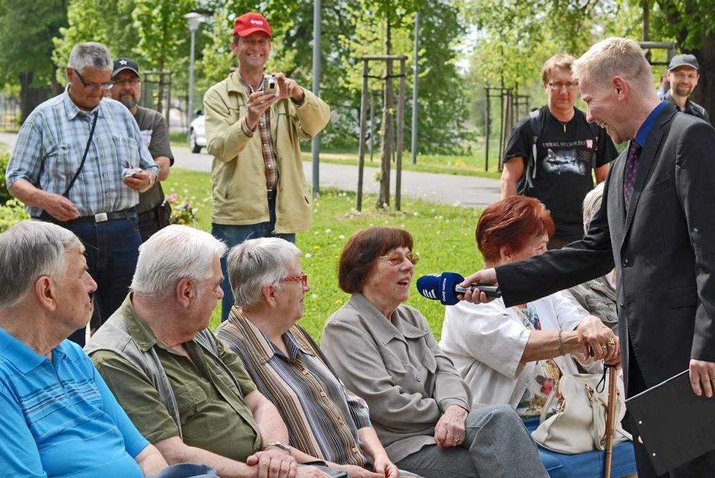 Pamětníci, bývalí rozhlasoví zaměstnanci a další hosté, široká veřejnost i zástupci města se dnes sešli u soutoku řek Radbuzy a Mže ve Štruncových sadech, aby si připomněli okamžiky prvního svobodného rozhlasového vysílání v českém jazyce na území města Plzně. Na stejném místě, na takzvané Obcizně, se podařilo 5. května 1945 ve 12:05 hodin Karlu Šindlerovi, učiteli na gymnáziu a vedoucímu odbojové skupiny, se svými spolubojovníky po dramatickém boji německou vysílačku obsadit.
