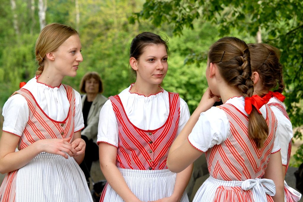 Pamětníci, bývalí rozhlasoví zaměstnanci a další hosté, široká veřejnost i zástupci města se dnes sešli u soutoku řek Radbuzy a Mže ve Štruncových sadech, aby si připomněli okamžiky prvního svobodného rozhlasového vysílání v českém jazyce na území města Plzně. Na stejném místě, na takzvané Obcizně, se podařilo 5. května 1945 ve 12:05 hodin Karlu Šindlerovi, učiteli na gymnáziu a vedoucímu odbojové skupiny, se svými spolubojovníky po dramatickém boji německou vysílačku obsadit.